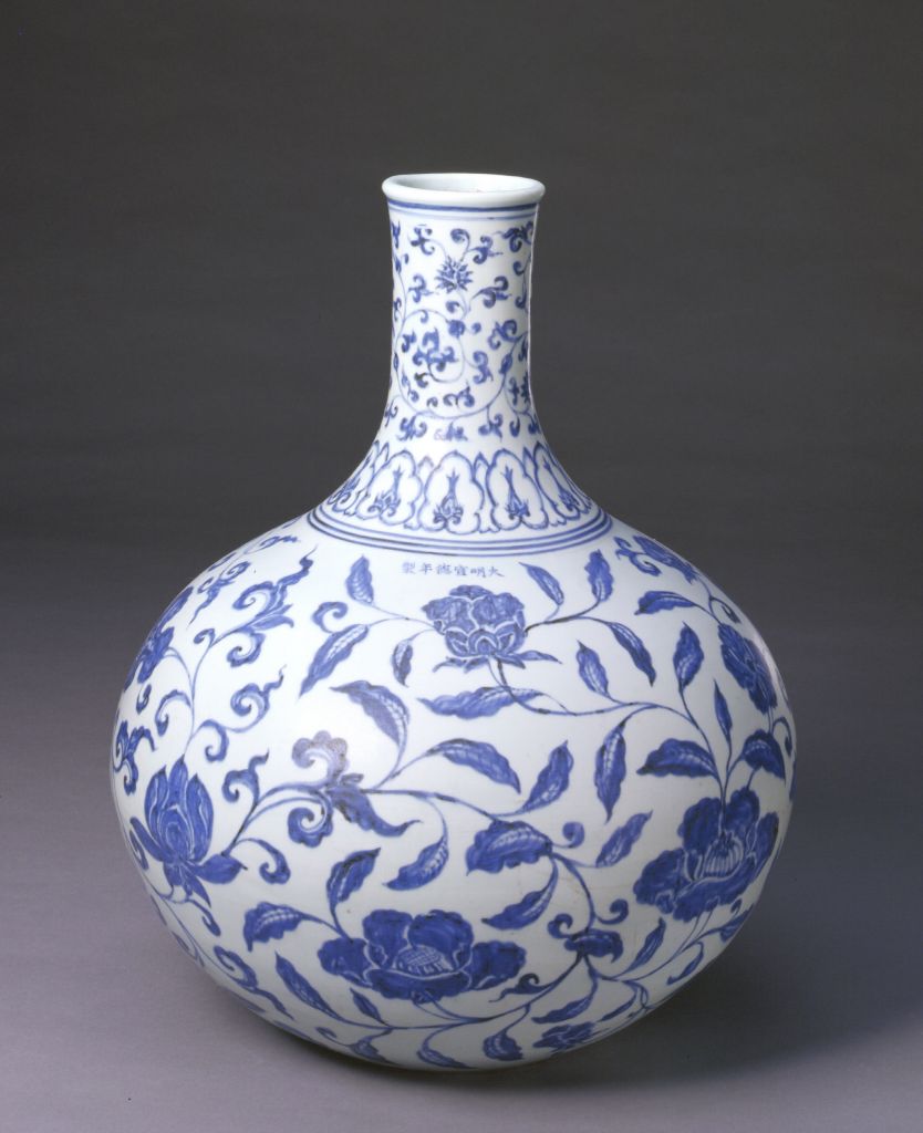 图片[1]-Blue and white globe vase with tangled branches-China Archive